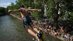 Popular city bans public alcohol amid heat wave as people take risks to cool down Adelaide Accountant
