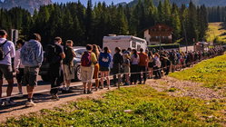Thousands swarm stunning mountain escape as selfie tourism backlash erupts online Adelaide Accountant