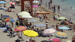 Violent brawl over lounge chairs at famous beach leaves one man dead, others facing charges Adelaide Accountant